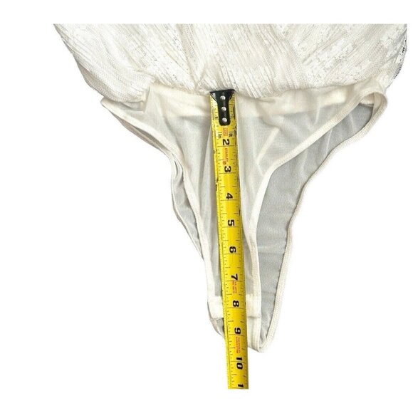 ASTR the LABEL Ivory Textured Short Sleeve Wrap V-Neck Thong Bodysuit Small - Picture 8 of 13